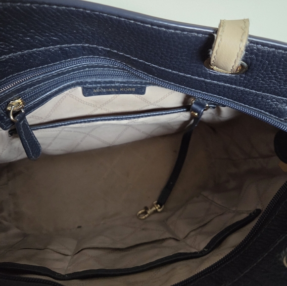 PRE-OWNE MICHAEL KORS NAVY BLUE/ BEIGE LEATHER LARGE WITH POCKETS SHOULDER TOTE - Picture 5 of 5